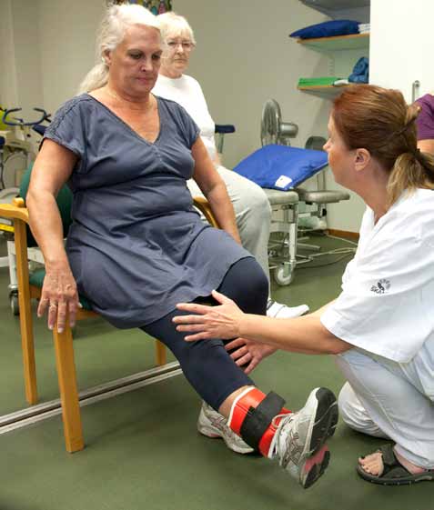 Eva Persson får hjälp av sjukgymnast Agneta Svartvik Andersson vid Abels Rehab i Malmö.