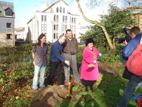 4.TEMAN Bild: Rob Hopkins (3:a från vänster) är med och planterar ett valnötsträd i Totnes.