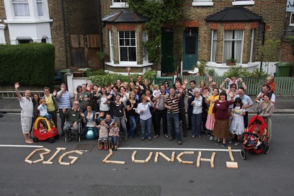 Tema: LIvsmedel The Big Lunch ett exempel om gemenskap och mat från England En gång om året, erbjuds nu människor i hela England att sätta sig ner och äta lunch, tillsammans med grannarna i en enkel