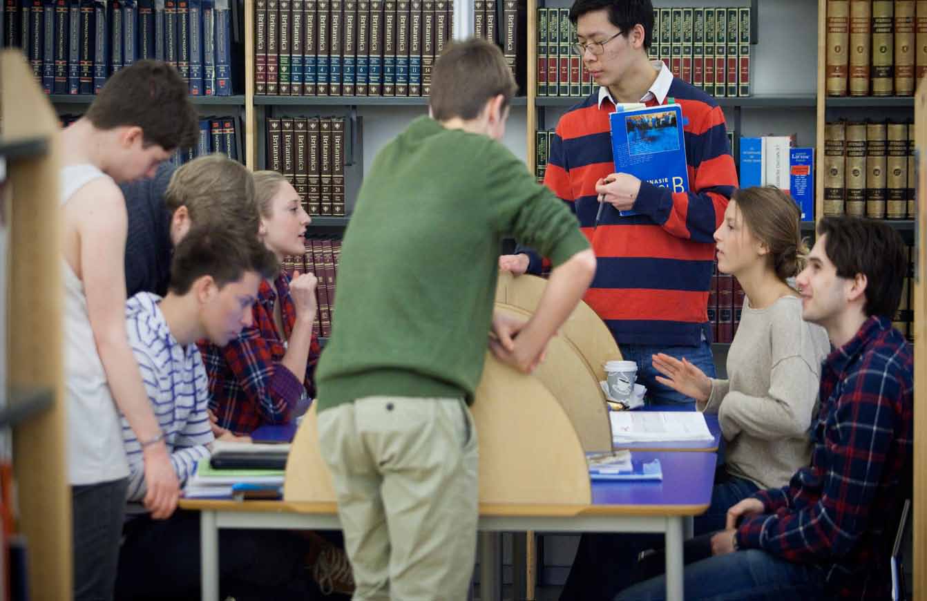 Alla elever ska ha tillgång till ett skolbibliotek en skolbibliotekspolitisk översikt Barbro Thomas på uppdrag av Svensk