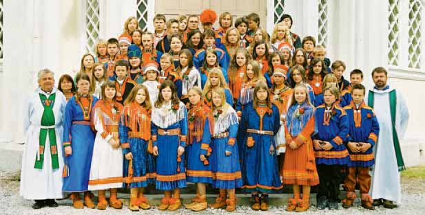 Till konfirmationslägret kommer samiska ungdomar från hela Sverige. Här knyts ofta livslånga kontakter. På bilden ses 2004 års konfirmander.