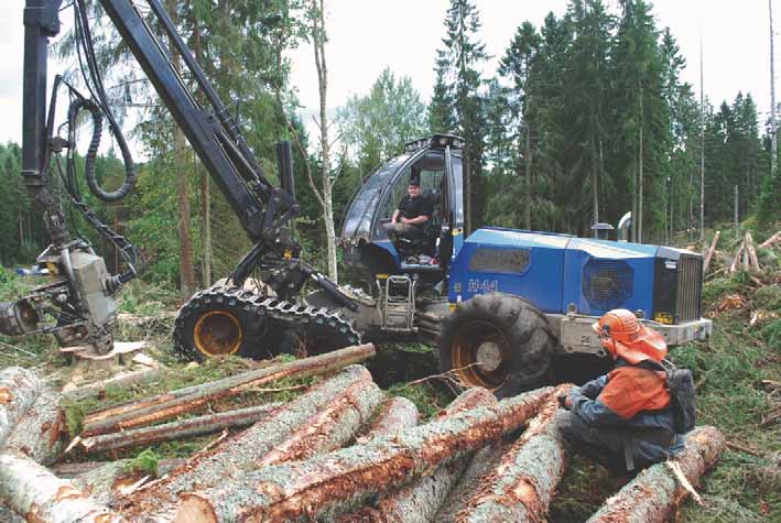 PEFC certifierar skogsentreprenörer Foto: Morgan Karlsson/SKOGENbild Skogsentreprenörer utför en stor del av jobbet i skogen.