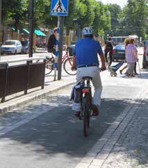 2 ÅTGÄRDSOMRÅDEN Infrastruktur I fotot ovan visas ett exempel från Göteborg med en smal vägbula som dämpar hastigheten för biltrafiken men inte påverkar cyklisternas komfort och framkomlighet.