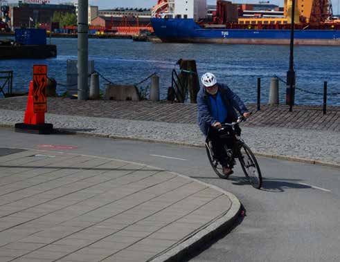 ÅTGÄRDSOMRÅDEN Infrastruktur 2 Prioritera cyklister vid korsande utfarter På många sträckor i cykelvägnätet förekommer korsande gator och utfarter.