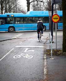 + Ökad tydlighet för alla trafikanter; cyklister kommer inte från fel håll. + Antalet konfliktpunkter minskar jämfört med dubbelriktade cykelbanor.