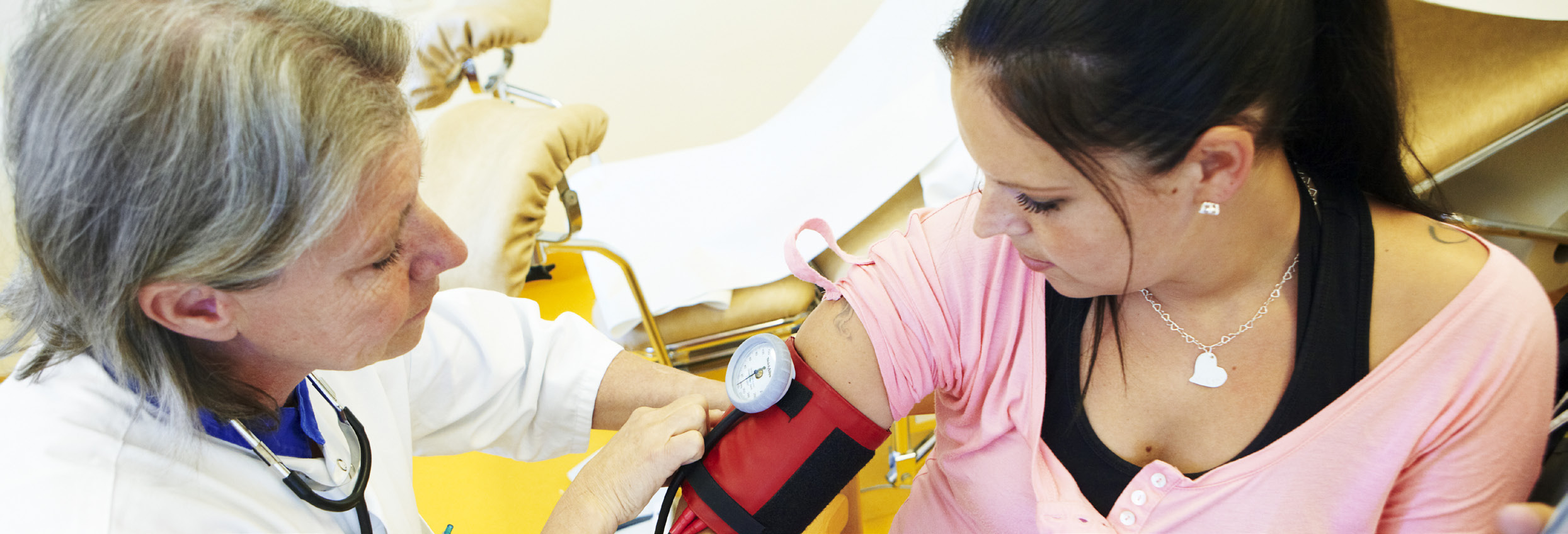 Ny syn på patientens/ brukarens ställning och roll Samhällsutvecklingen har de senaste åren inneburit att nya synsätt på patienternas/brukarnas ställning och roll vuxit fram.