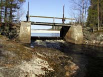 Istället har en naturlig stentröskel etablerats (höger bild).