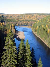 2.3 Vattendragsmorfologi och hydrologi De flesta har väl sett de klassiska bilderna över vattnets storskaliga kretslopp, från nederbörd till avrinning ytligt och nere i marken (grundvatten) ned till