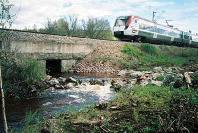 4. I besvärliga lägen kan det vara nödvändigt att helt enkelt gräva om vattendraget på en kort sträcka uppströms för att få ner lutningen.