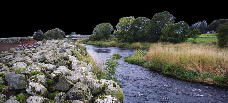 Figur 19. t.v. Rensat norskt vattendrag med flodpärlmussla. När de stora strukturerna flyttas undan kommer vattenhastigheten att öka och finare substrat att spolas bort.
