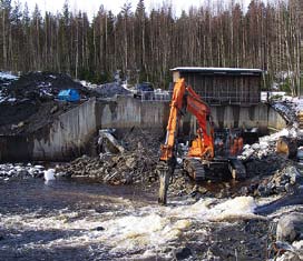 Utrivningen brukar åtföljas av att man bygger upp en naturlig strömsträcka vid platsen för hindret. Generellt kräver åtgärden ingen tillsyn och är relativt billig att genomföra.