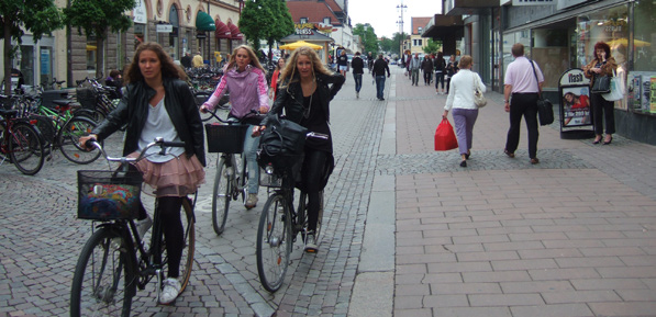 32 Nuvarande kunskapsläge Vid utbyggnaden av nät för gående och cyklister har dessa båda trafikantgrupper behandlats som en gemensam grupp.