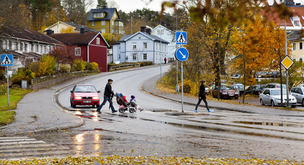 33 Nuvarande kunskapsläge Övergångsställen och gångpassager och behöver hastighetsäktas så att 85-percentilen blir lägre än 30 km/tim för att uppnå god trafiksäkerhet på dem.