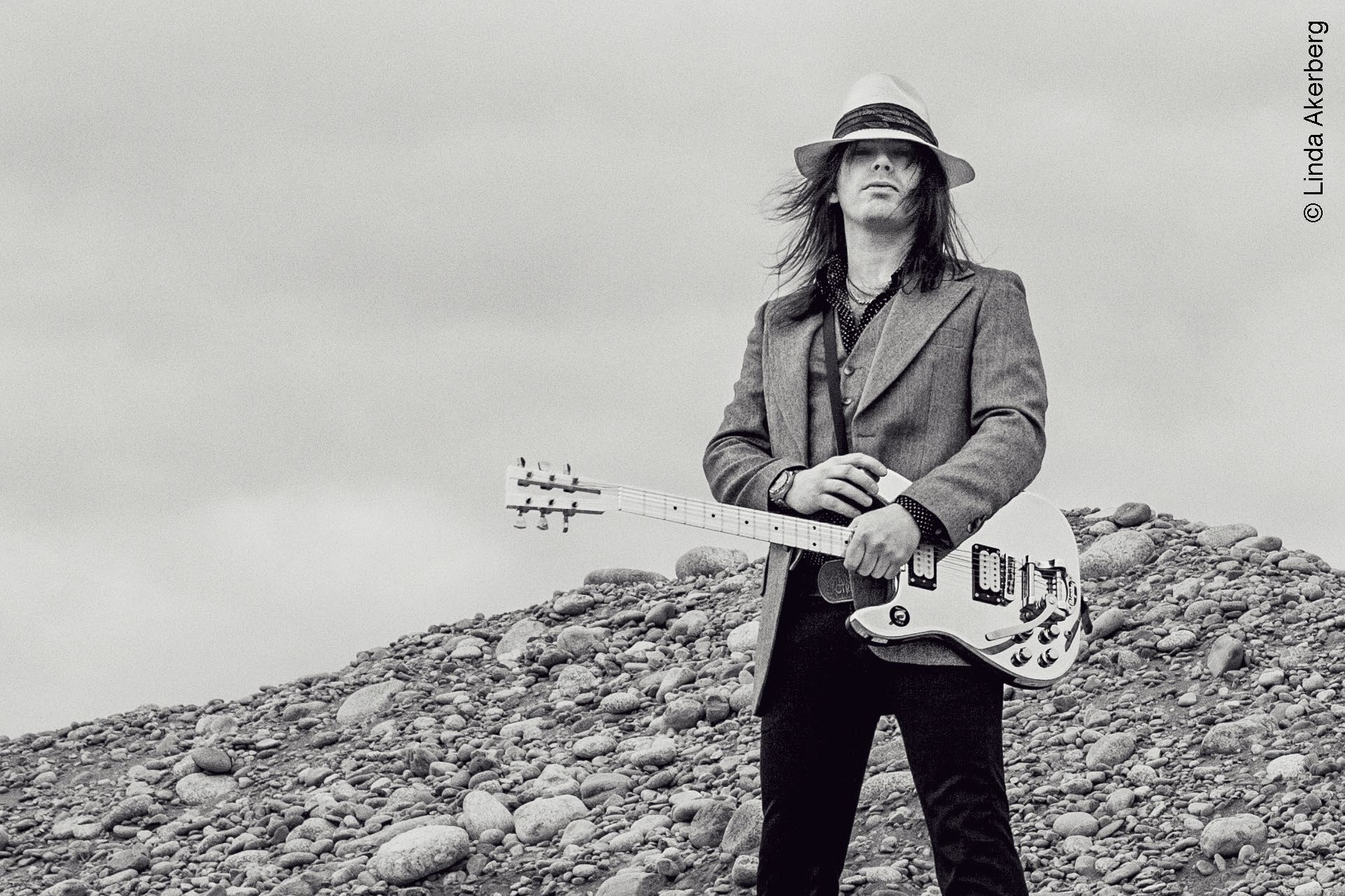 Jag har aldrig haft nån plan B En intervju med Nicke Andersson Som (grundande) medlem av flera välkända band spelar låtskrivaren, sångaren, gitarristen och trummisen Nicke Andersson sedan flera
