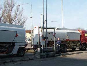 Transport till kund Transporten till bensinstationer och andra kunder sker med tankbilar. Det finns ca 800 tankbilar i landet som transporterar petroleumprodukter.