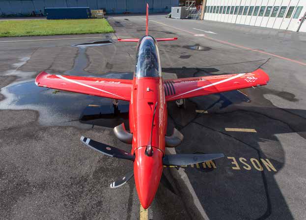 FLYGtest PILATUS PC-21 Maskinen sedd från en av dess vassaste vinklar. De relativt korta vingarna har högfartsprofil, och framkanterna är bakåtsvepta 12.3 grader. ordergivning.