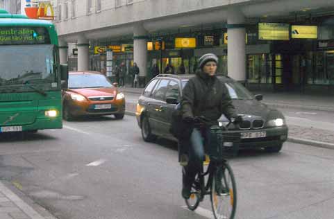 boende, arbete och service och minskat transportarbete. Täthet ger större närhet och minskat transport- bättre underlag för service och kollektiv- jordbruksmark.