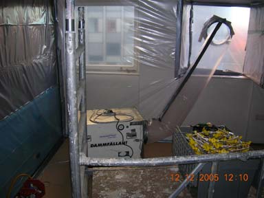 Våtsanering av sprutad asbest Saneringen utfördes i december 2005. Asbestostrip-aggregatet och dunkarna med Asbestostipvätskan placerades i korridoren utanför saneringszonen.