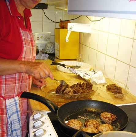 det var trevligt med de bredda mackorna. Pannkakorna var okej, men de kändes industritillverkade och smakade inte så mycket.