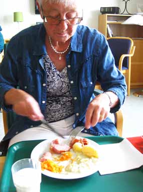 lite enklare; en omelett eller dylikt. Det serveras eftermiddagsfika och även kaffe och macka på kvällen. Personalen gör också näringsdrycker själva.