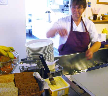 Patienterna på Visby lasarett uppskattar att de får bestämma portionsstorleken själva. Avdelningsköksan Birgitta serverar.