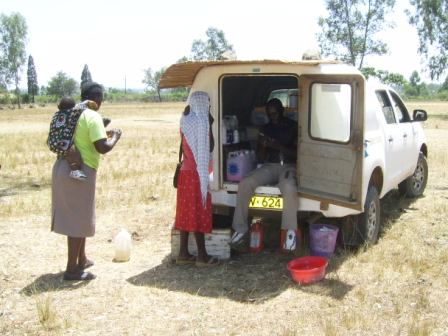 Man har uppskattat att 100 barn om dagen dor av malaria i Kenya och att 25% av barnkullarna har i Nyanzaprovinsen inte kommer uppna 5 ars alder enbart pga malarian.