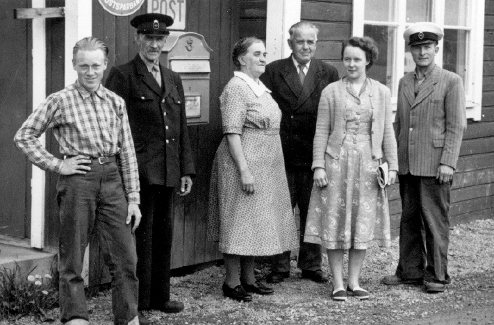 IV: Uniformen gör mannen men vad gör kvinnan? Klädsel på Posten Bergshamra Poststation, Solna, 1954: Kvinnan t v är poststationsföreståndare, kvinnan t h postbiträde.