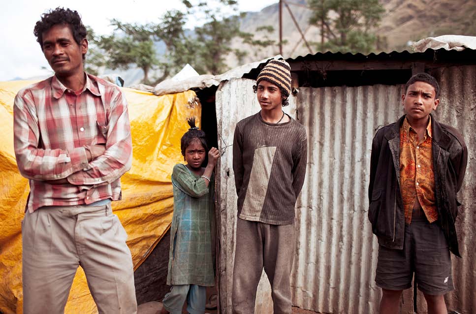 Migrantarbetare från Nepal. Hela familjen, inklusive den 13-åriga dottern, arbetar på projektet i Rampur. och andra enklare sysslor.