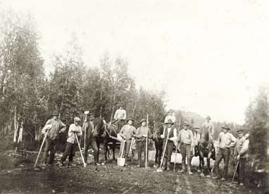 Länge såg det ut som att fästningen skulle byggas i mitten av Sverige, vid Ångermanälven. Men det blev till slut i Boden som fästningen byggdes. Boden ligger i en dal, omgivet av berg.