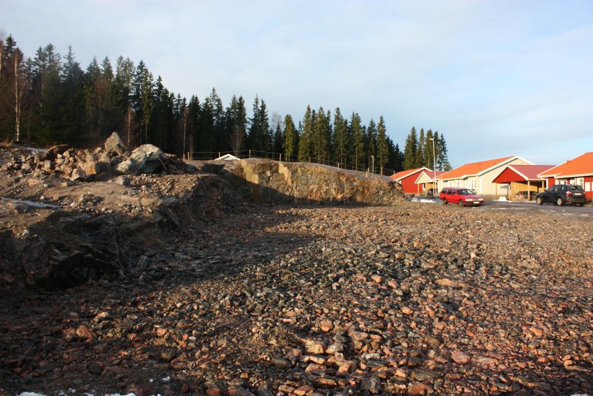 PLANBESKRIVNING PLANENS SYFTE OCH HUVUDDRAG Planen syfte är att göra det möjligt skapa tomtmark för nya bostäder inom fastigheten Ed 10:2 Gällande detaljplan från 1990 redovisar att planområdet ska