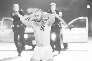 American History X filmhandledning American History X beskriver längtan efter att tillhöra en gemenskap, vikten av förebilder och fadersgestalter och den smärtsamma insikten att den enskilde