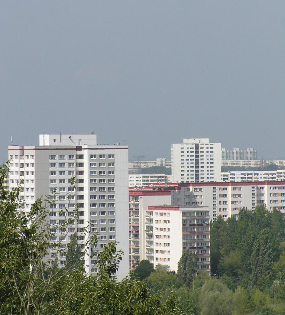 DDR, men i en samtida kontext har husen även för de personer som vuxit upp i dem blivit Plattenbau. Renoverat Plattenbau-område i Marzahn utanför Berlin 2006.