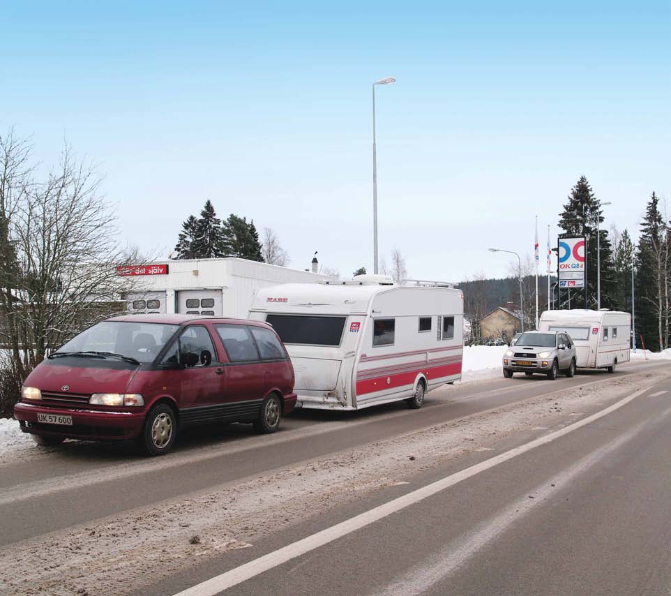 De to testekvipager strider sig frem på de svenske vinterveje. TOUR de Cabby - Kabe To campingvogne på vej igennem det svenske landskab, svøbt i vinterklæder af en sjælden gæst, Kong Vinter.