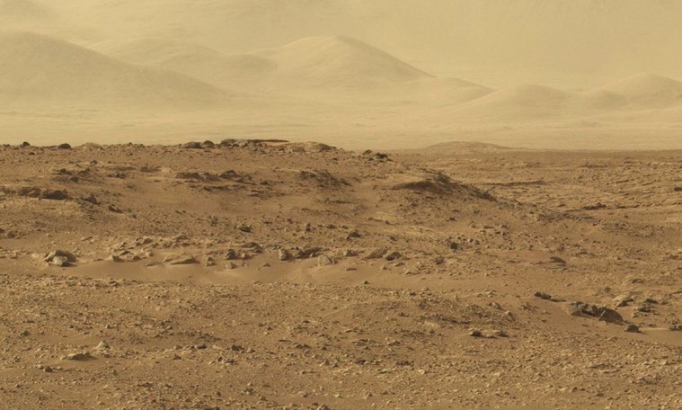 Marslandskap idag: NASA:s strövare Curiosity tog den här bilden mot Gale-kraterns rand under sin femtionde marsdygn 2012.