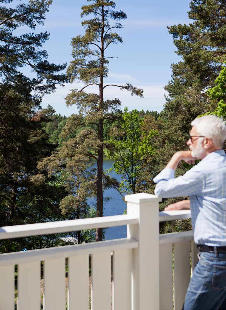 50 51 Nu började processen med att söka bygglov. De hade hört att det kunde ta 1,5 år, men efter ett halvår var det klart. Rolf jobbar hemifrån och följde hela byggprocessen från nära håll.