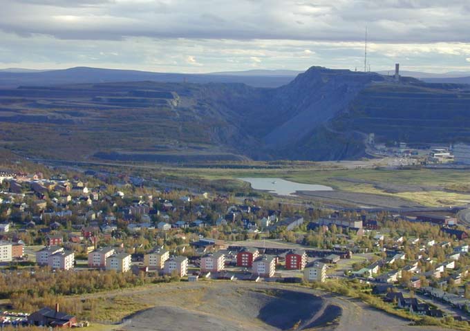 Dagbrottet i Kirunavaara utgör ett dominerande inslag i landskapet runt Kiruna. Kirunavaara är Europas största järnmalmsgruva. Sverige (läs LKAB) är Europas helt dominerande producent av järnmalm.