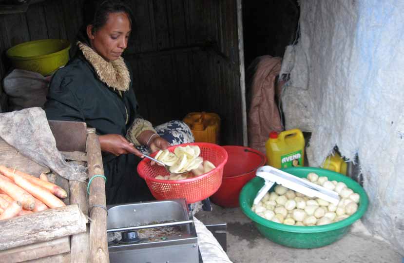 EXEMPEL FRÅN ADDIS ABEBA OCH GÖTEBORG Den urbana livsstilen innebär att fler måltider intas på gatan. Denna diet har högre andel mättade fetter, socker och salt. Foto: Hillevi Helmfrid.