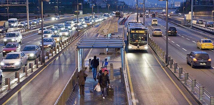 Insteg i nivå med bussgolvet. Foto: Volvo Stationernas arkitektur varierar i de BRT-system som finns runt om i världen.