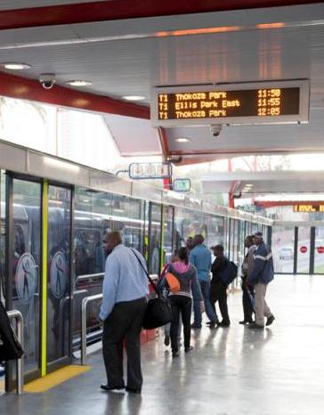 ITS En annan komponent i BRT-system är väl utbyggd ITS i form av full prioritet för bussarna vid trafiksignaler, kommunikationssystem, realtidssystem och säkerhetssystem.