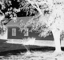 Bostadshuset som är en framkammarstuga uppfördes på 1840-talet och har en veranda som troligen tillkom i början av 1900-talet. Under senare år har också ombyggnader gjorts.