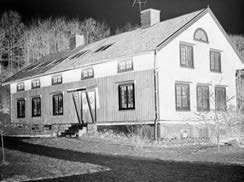 R Ö D B O 8 5 Bostadshus vid gårdsplanens norra sida. Foto 1967. 1770. På Ellesbo hade skolan internat för fattiga barn som undervisades i bl a träslöjd och trädgårdsskötsel.