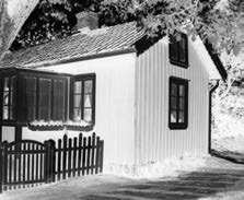 Huvudnäringen var fram till 1920-talet sjöfart i kombination med jordbruk och invånarna har bl a varit skeppare, sjömän eller lotsar.