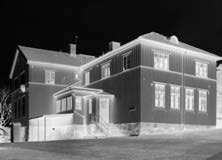 I det gamla huset inrättades småskola 1906 och 1919 togs det i bruk som vaktmästarebostad och gymnastiksal. Idag används det äldre huset som föreningslokal och det yngre är fortfarande skola.