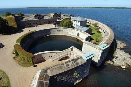 FÖRSVARSMAKTEN Försvarsmakten har stora intressen i Karlskrona skärgård och är verksamma på Kungsholms fort samt vid ett antal övnings- och skjutfält.