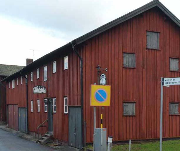 Magasinsbyggnad Likt magasinen längre norrut på gatan har även denna försetts med fönster och dörrar mot gatan som tillkommit vid olika tidpunker.