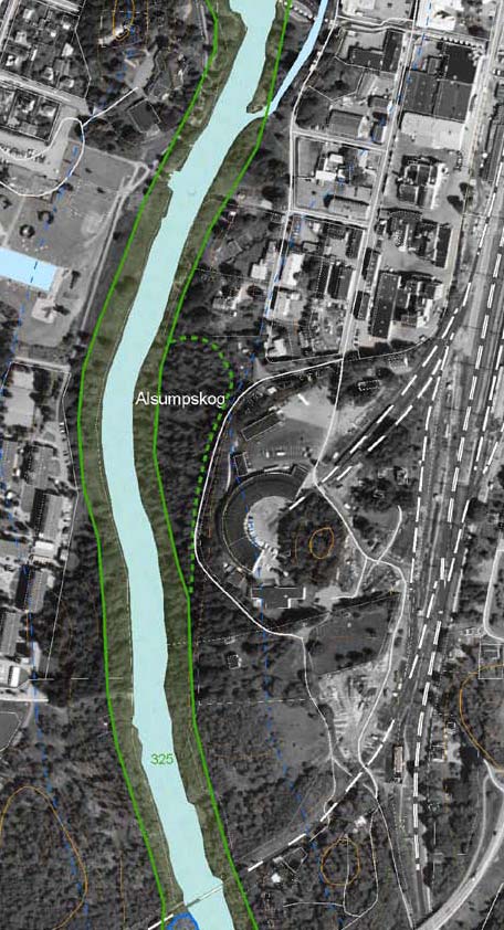 Övrig naturmark inbjuder till lek, men samtidigt utgör närheten till vatten en fara. Söder om lokstallarna finns avskilda strövmiljöer med damm. Behov finns att skapa nya gång- och cykelstråk.