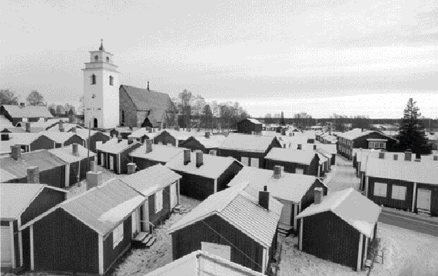 Gammelstad. JÖRGEN RUNEBY/ RAÄ och i kyrkans östra gavel finns en utsiktslucka. Detta talar för att kyrkan använts som befästning i orostider. Det vitputsade klocktornet byggdes 1851.