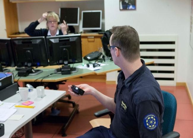 Videokonferensutrustningen bestod av en större skärm med en högupplöst videokamera monterad på ett stativ. Stativet var placerat vid kortsidan av operatörens bord, se figur 5.