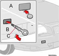 Start och körning Bogsering och bärgning Bogsera inte igång motorn Om du bogserar igång en bil med manuell växellåda, kan katalysatorn skadas. Bil med automatväxellåda går inte att bogsera igång.
