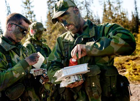 I en glänta skymtas två jägaraspiranter med ett granatgevär. Det närmar sig slutet på en veckolång skjutövning och nu ska tekniken finjusteras.